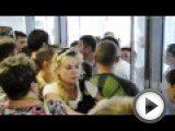 Посмотреть это видео на youtube.com Люди, мечтающие вылететь на долгожданный отпуск вырваться из задымлённой Москвы в Турцию рейсом 7К 9809 авиакомпании