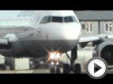 Посмотреть это видео на youtube.com На первых кадрах видно сплоченную группу людей, которым в этот раз никакое сцуко не помешало нормально отснять прилетевший вскоре Дрынлайнер 787