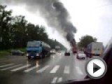 Посмотреть это видео на youtube.com Около шести вечера на донецком шоссе загорелся бензовоз.