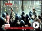 Посмотреть это видео на youtube.com UA - Водомети та пластикові кулі застосувала поліція в Баку для розгону антиурядової демонстрації. На вулиці азербайджанської столиці вишли